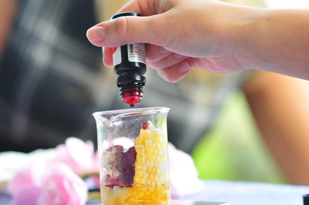 Lūpų balzamo gamybos užsiėmimai Natūralios kosmetikos gamybos užsiėmimai