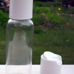 Skaidrus plastikinis buteliukas 30 ml su baltu kamšteliu
