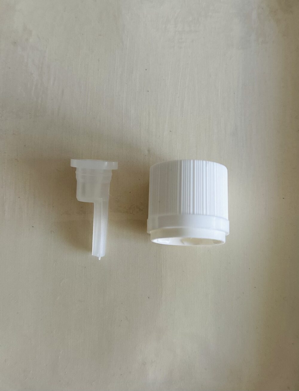 Baltas plastikinis gaubtelis GL18 su apsauga nuo vaikų ir su lašintuvu