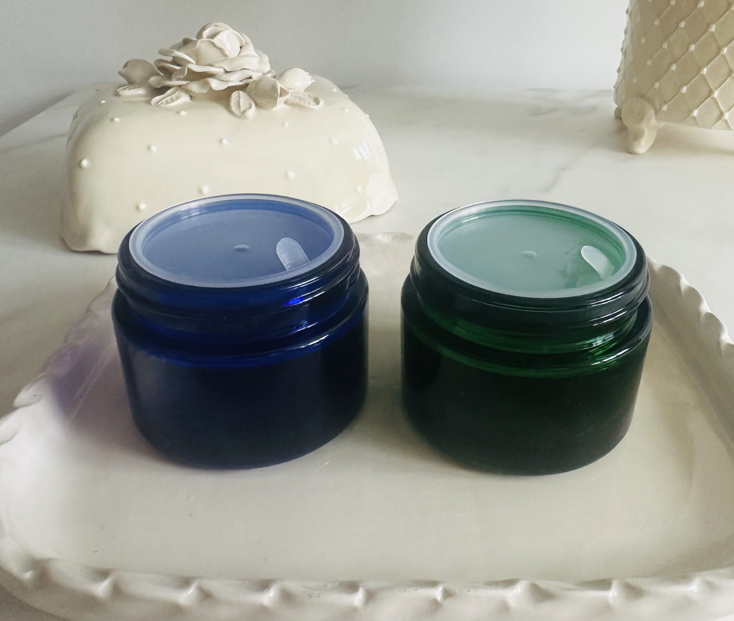 Apsauginis dangtelis ant mėlyno arba žalio 50 ml stiklo indelių - Image 2