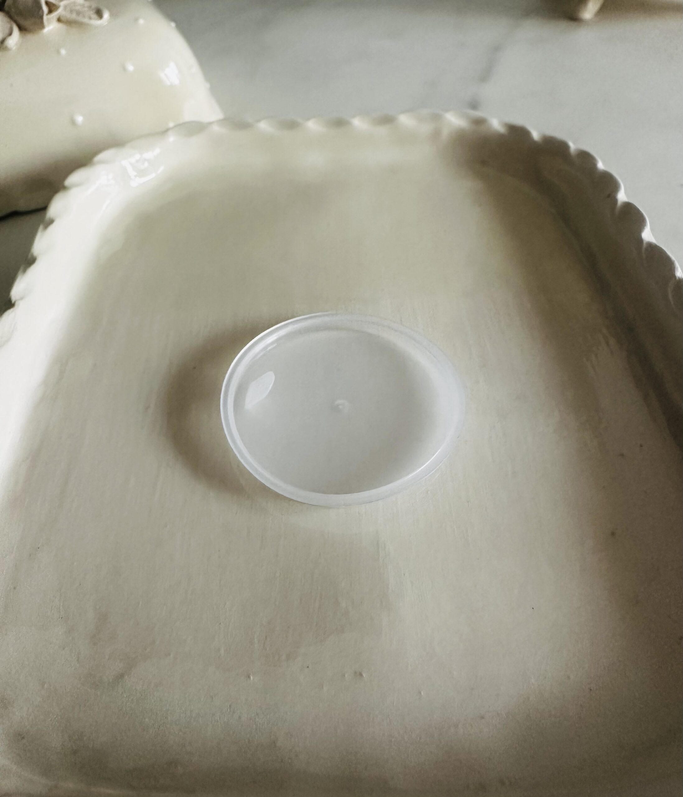 Apsauginis dangtelis ant mėlyno arba žalio 50 ml stiklo indelių